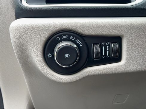 Used 2024 Chrysler Pacifica Touring-L FWD image 14