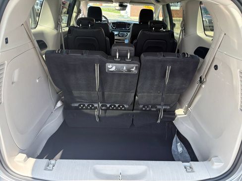 Used 2021 Chrysler Pacifica Touring-L FWD image 24