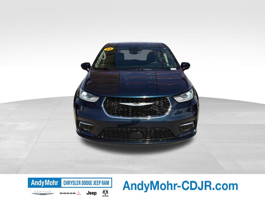 Used 2023 Chrysler Pacifica Touring-L FWD image 2