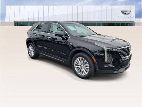 Certified 2024 Cadillac XT4 Luxury w/ Cold Weather Package image 2
