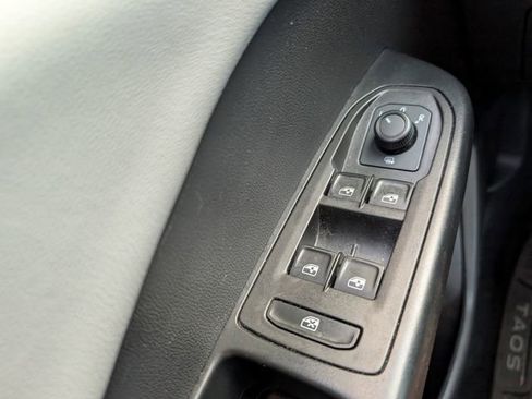 Used 2022 Volkswagen Taos SE image 27