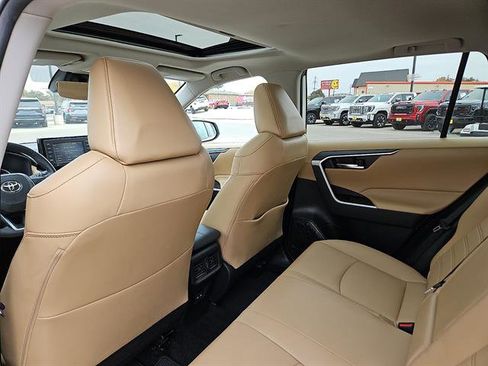 Used 2022 Toyota RAV4 XLE Premium image 9