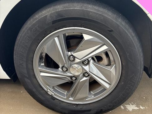 Certified 2024 Hyundai Elantra SE FWD image 7