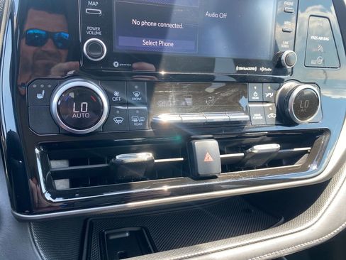 Used 2021 Toyota Highlander XLE AWD/4WD image 18