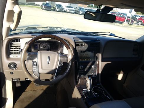 Used 2017 Lincoln Navigator Select RWD image 18