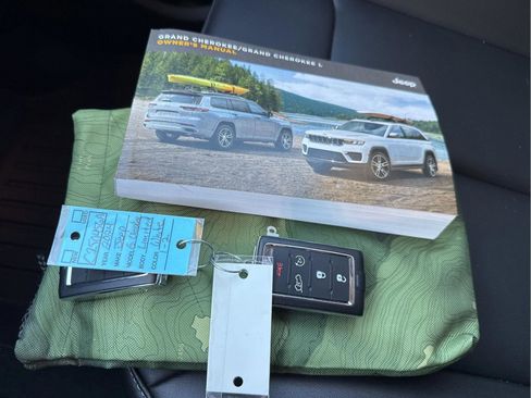 Used 2024 Jeep Grand Cherokee Limited w/ Black Appearance Package image 19