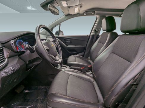 Used 2021 Chevrolet Trax LT w/ LT Convenience Package image 4