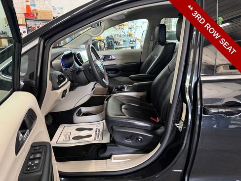 Used 2023 Chrysler Pacifica Touring-L w/ Uconnect Theater Family Group AWD/4WD image 12