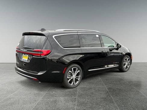 New 2026 Chrysler Pacifica Pinnacle image 5