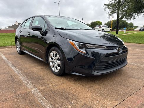 Used 2023 Toyota Corolla LE image 3