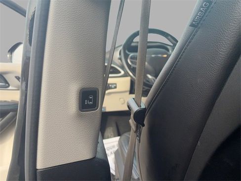 Used 2021 Chrysler Pacifica Touring-L w/ Uconnect Theater Family Group image 13