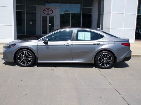 Used 2025 Toyota Camry XLE FWD image 2
