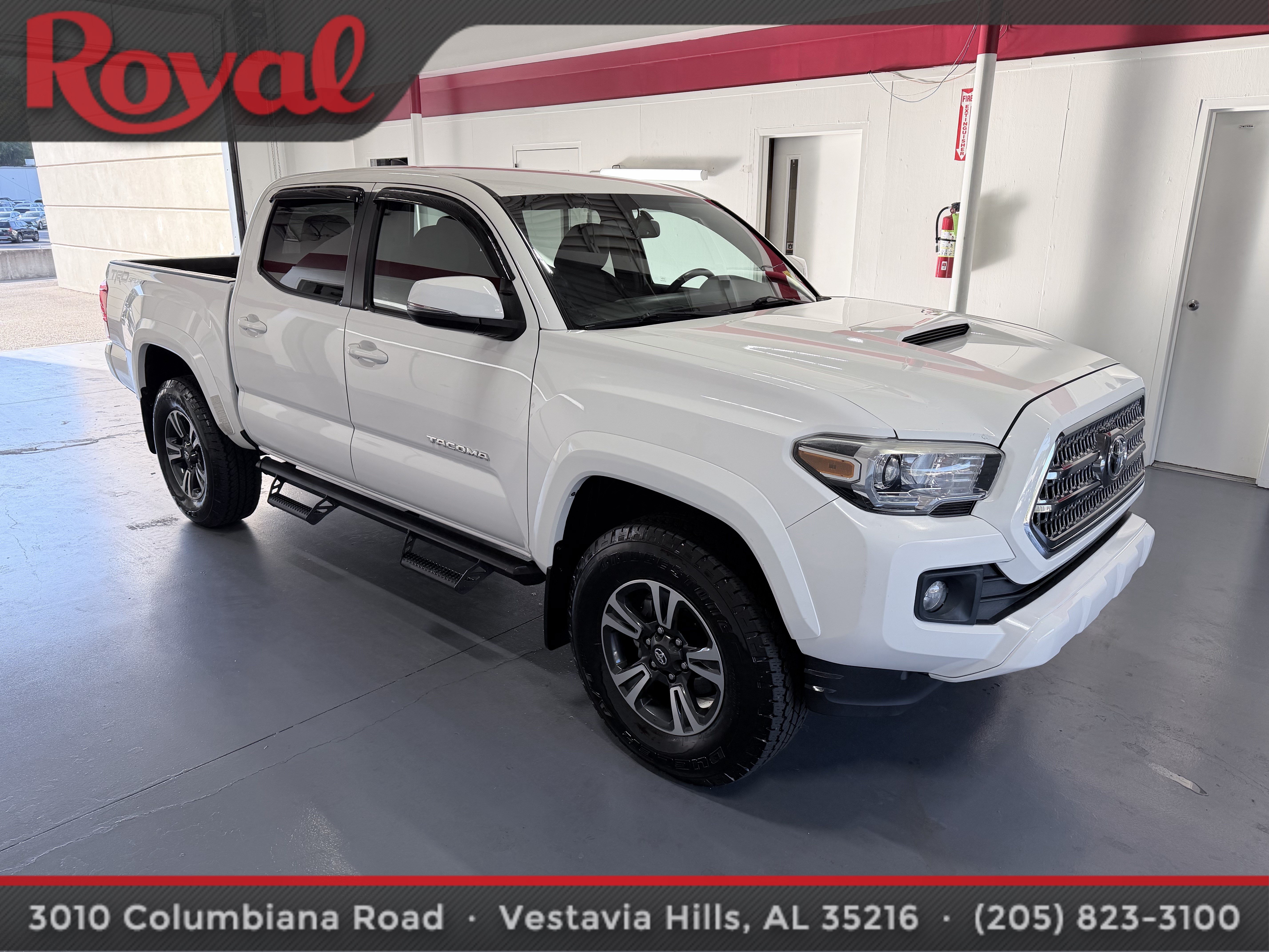 Used 2017 Toyota Tacoma TRD Sport w/ Tow Package RWD image 3