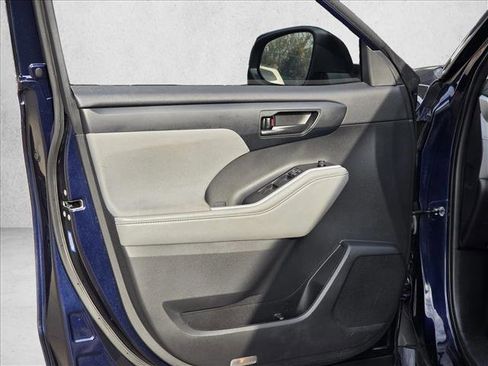 Used 2022 Toyota Highlander LE image 13