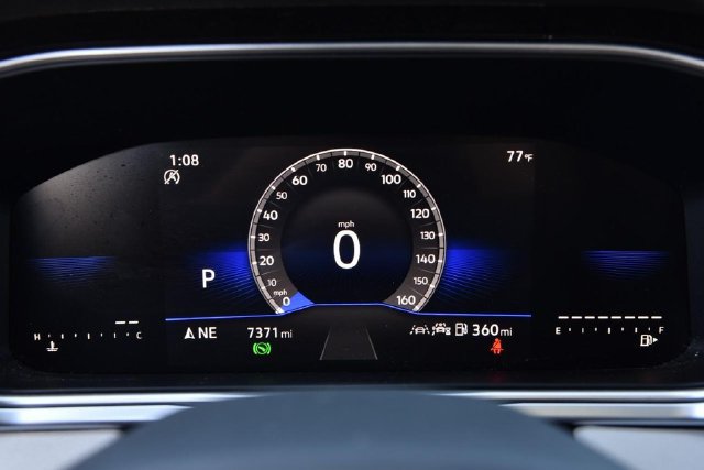 Used 2025 Volkswagen Taos SE w/ Panoramic Sunroof Package FWD image 11