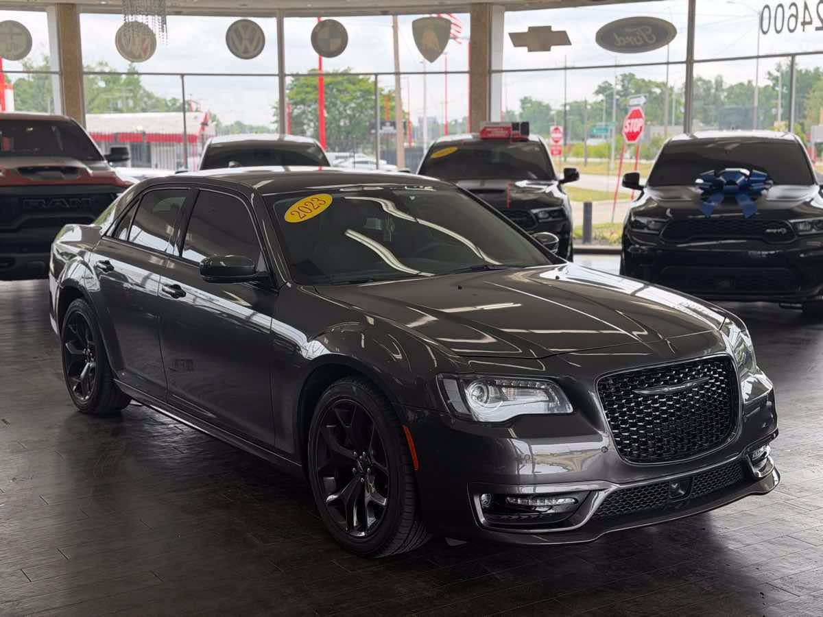 Used 2023 Chrysler 300 Touring L w/ Safetytec Plus Group RWD image 4