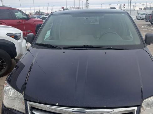 Used 2016 Chrysler Town & Country Touring image 8