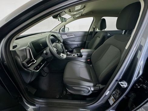 Used 2025 Kia Sportage LX image 13