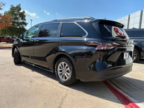 Used 2026 Toyota Sienna XLE FWD image 8