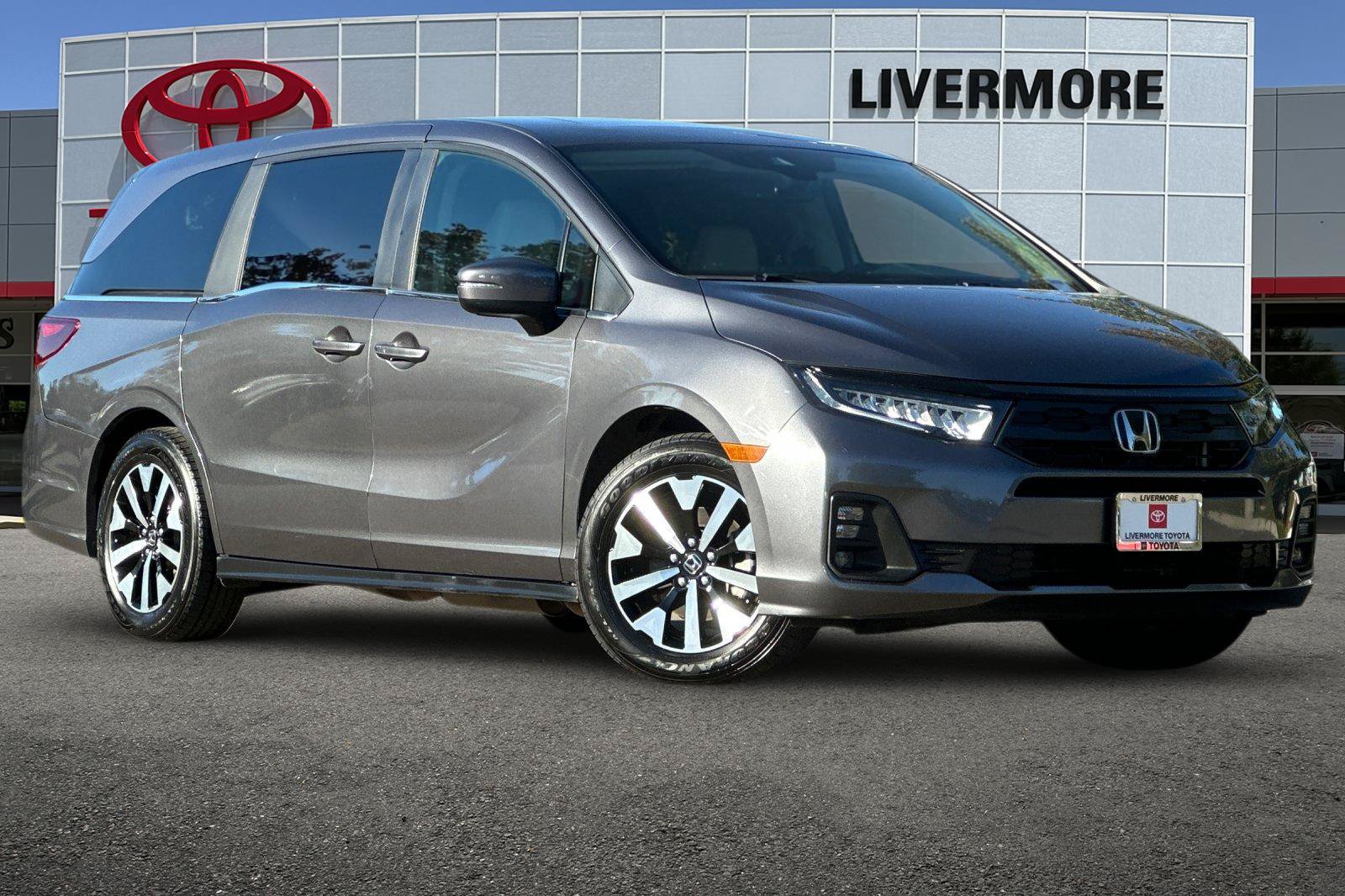 Used 2025 Honda Odyssey EX-L image 2