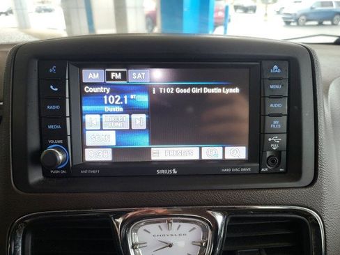 Used 2013 Chrysler Town & Country Touring-L w/ Driver Convenience Group image 8