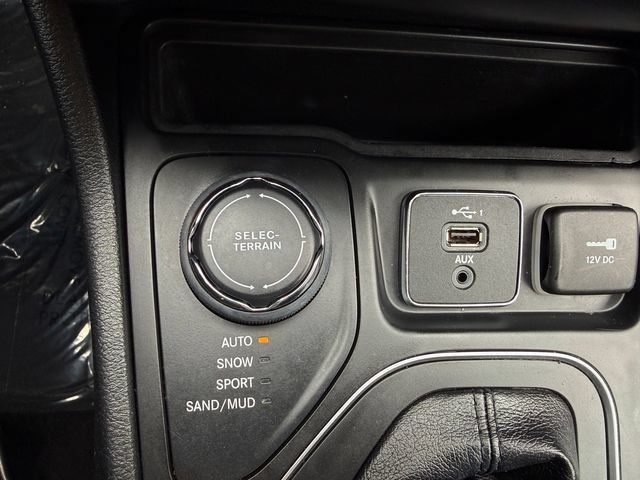 Used 2019 Jeep Cherokee Latitude w/ Popular Appearance Group AWD/4WD image 10