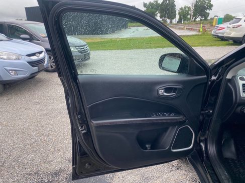 Used 2018 Jeep Compass Latitude w/ Cold Weather Group image 16