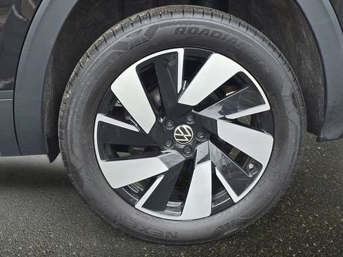 Used 2025 Volkswagen Atlas Cross Sport SE image 36