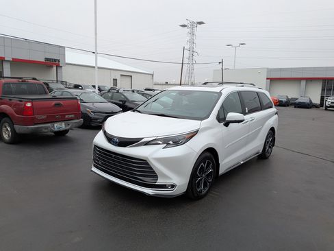 Certified 2025 Toyota Sienna Platinum image 4