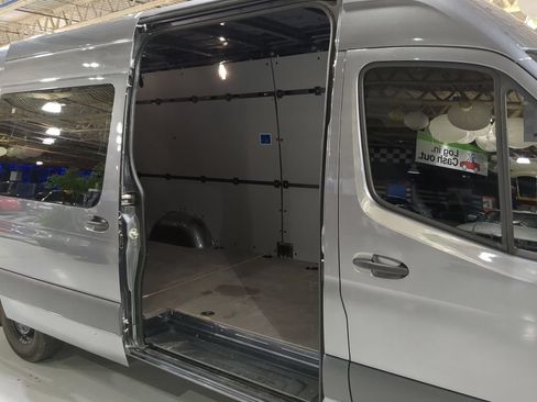 Used 2022 Mercedes-Benz Sprinter 2500 image 8