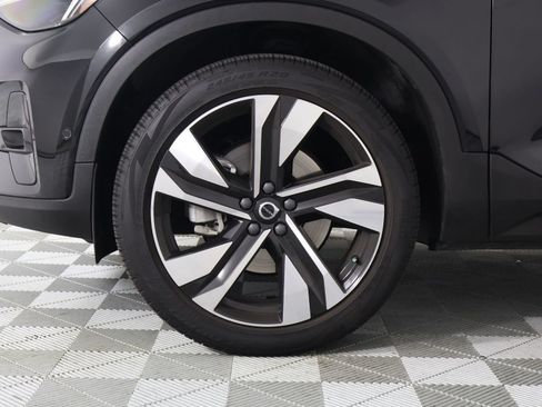 Certified 2025 Volvo XC40 B5 Plus AWD/4WD image 28