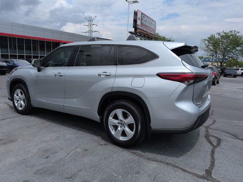 Used 2022 Toyota Highlander L AWD/4WD image 3