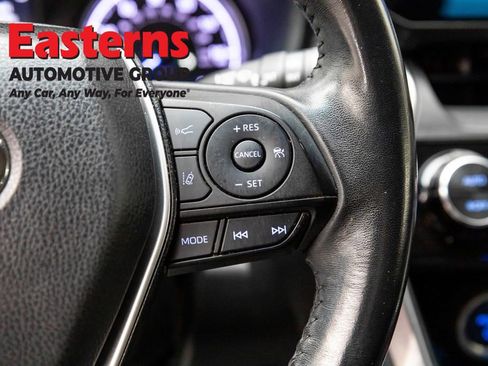 Used 2022 Toyota Venza LE image 16