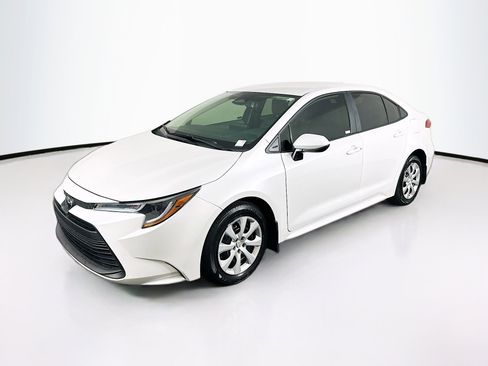 Used 2025 Toyota Corolla LE image 3