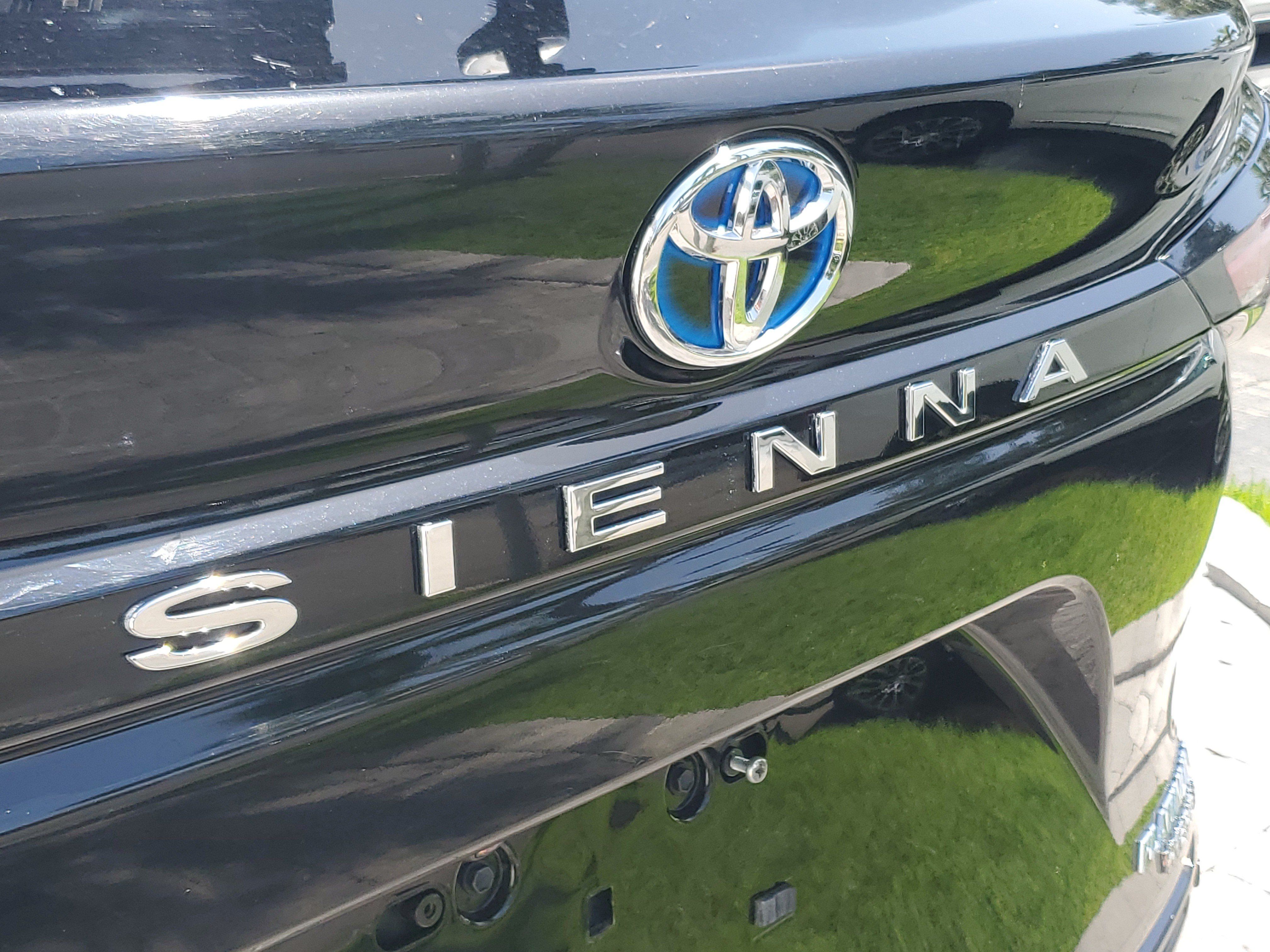 Used 2023 Toyota Sienna Platinum AWD/4WD image 7