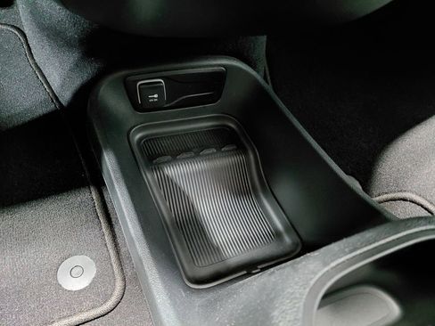 Used 2025 Chrysler Pacifica Select image 29