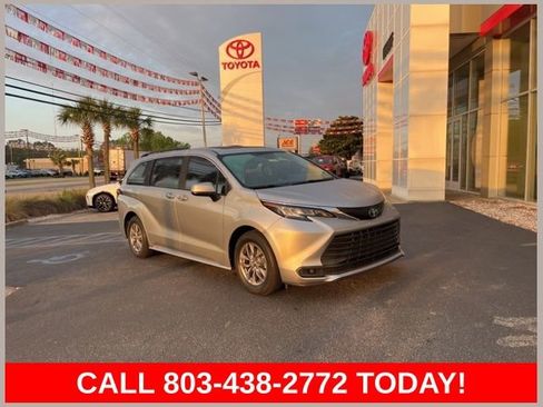 Used 2022 Toyota Sienna LE w/ LE Plus Package FWD image 1