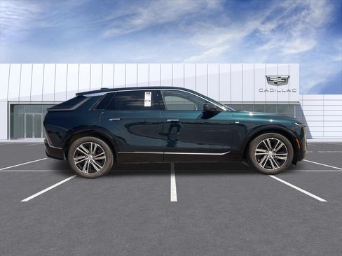 Certified 2024 Cadillac Lyriq Luxury AWD/4WD image 9