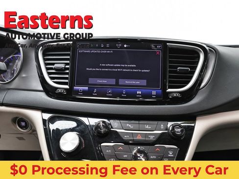 Used 2024 Chrysler Pacifica Touring-L FWD image 12