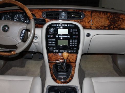 Used 2004 Jaguar XJ8 RWD image 15