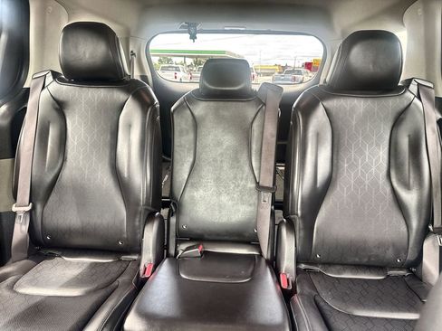 Used 2025 Kia Carnival FWD image 17