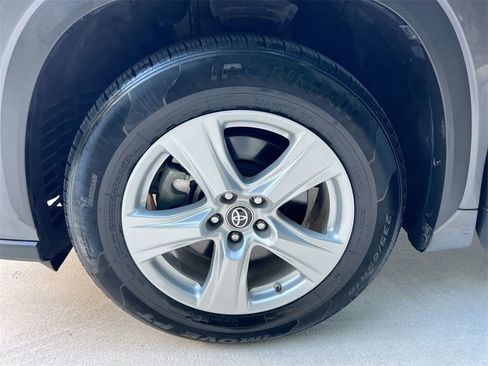 Used 2021 Toyota Highlander LE image 9
