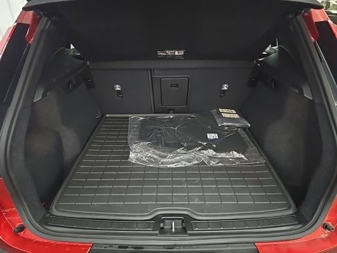 Used 2024 Volvo XC40 B5 Core image 12