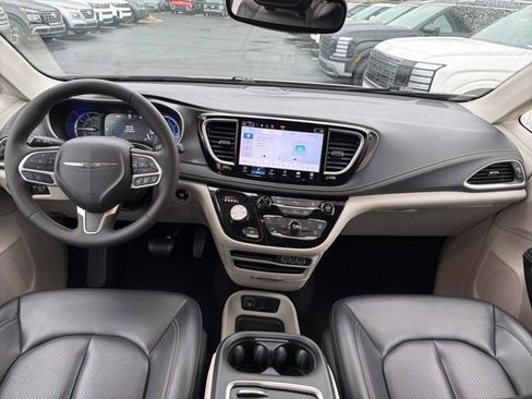 Used 2023 Chrysler Pacifica Touring-L FWD image 30