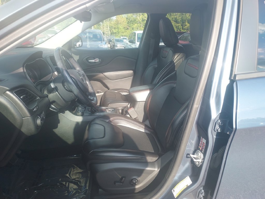 Used 2019 Jeep Cherokee Trailhawk w/ Cold Weather Group AWD/4WD image 28