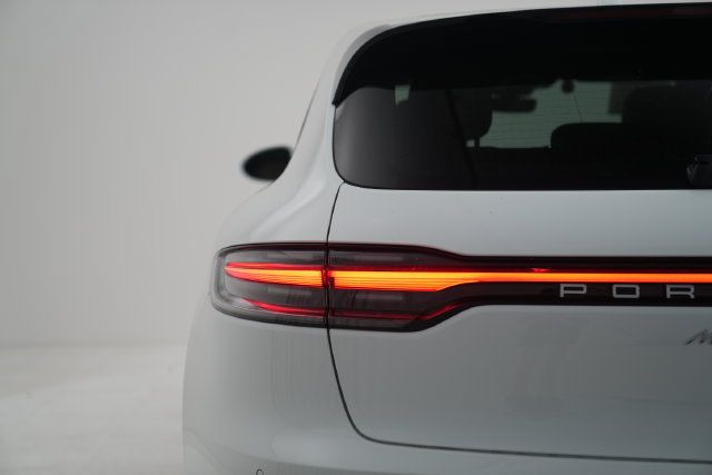 Certified 2026 Porsche Macan AWD/4WD image 17