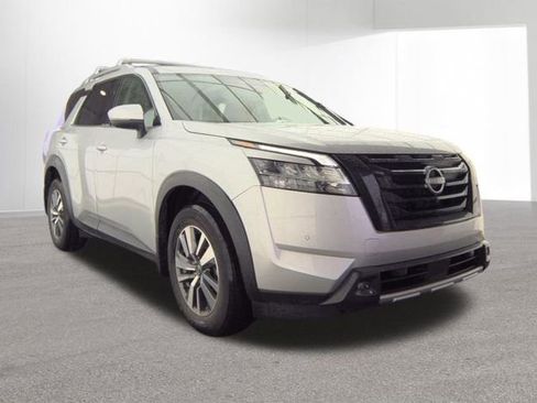 Used 2023 Nissan Pathfinder SL w/ Black Appearance Package AWD/4WD image 6