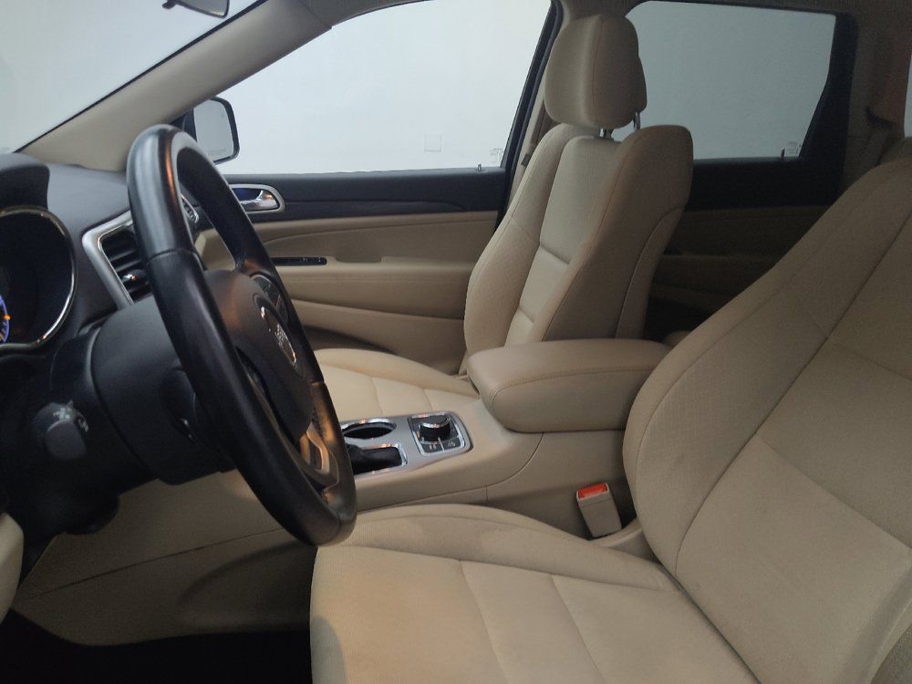 Used 2019 Jeep Grand Cherokee Laredo AWD/4WD image 17