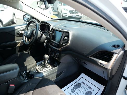 Used 2017 Jeep Cherokee Latitude w/ Cold Weather Group AWD/4WD image 30
