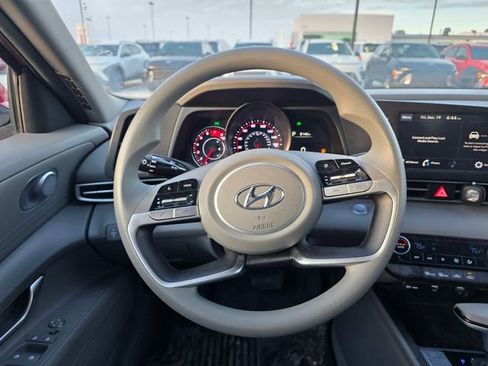 Used 2023 Hyundai Elantra SEL image 13